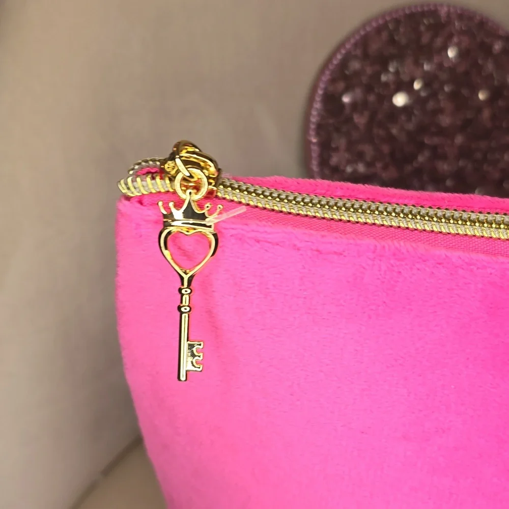 🎉HP🎉Juicy Couture 💖NWOT💖 Beautiful Pink Velvety Large Cosmetic Bag!💖💖💖 - Picture 4 of 10